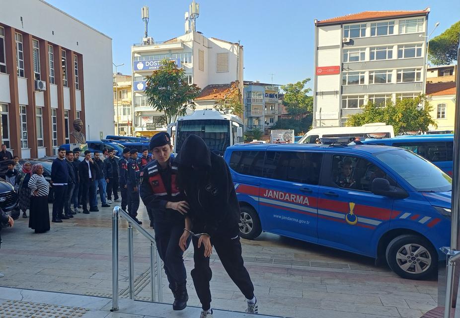 UYUŞTURUCU OPERASYONUNDA YAKALANAN 98 ŞÜPHELİ ADLİYEYE SEVK EDİLDİ