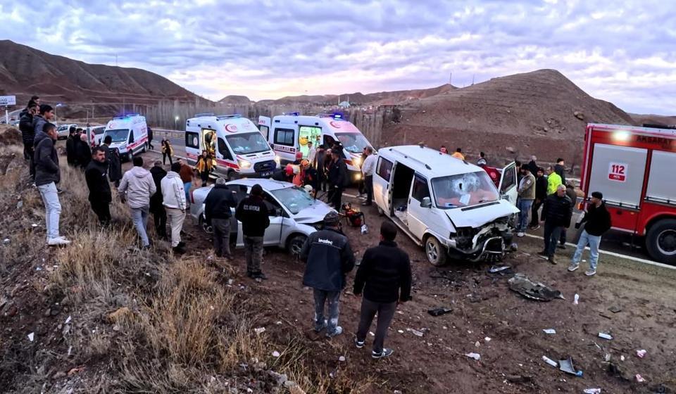 Kafa kafaya çarpışma ortalığı savaş alanına çevirdi: 6 yaralı