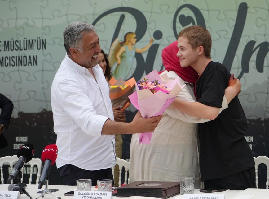 KİMLİĞİ BELİRSİZ FELÇLİ RUS GENCE 10 YIL ANNELİK YAPAN GÜLSÜM ANANIN HAYATI FİLM OLUYOR GÜLSÜM KABADAYI: "UMUT VEFAT ETTİKTEN SONRA DÜNYAYA UMUT OLACAK" "BENİM OĞLUM İNSANLIĞI, SEVGİYİ, MERHAMETİ, PAYLAŞMAYI, VİCDANI VERECEK" YAPIMCI MUSTAFA USLU: "OSCAR'A BU HİKÂYEYİ HAZIRLAMAZSAK İHANET ETMİŞ OLURUZ"