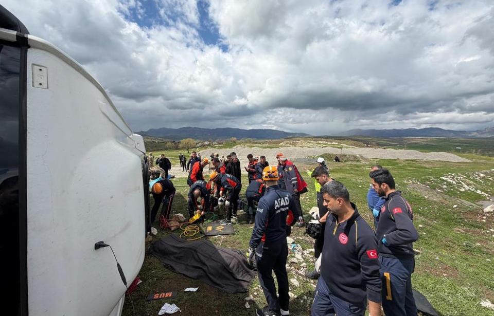 Yolcu otobüsü devrildi: 1 ölü, 13 yaralı