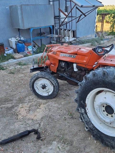 Devrilen traktörün altında kalan 3 kişi yaralandı