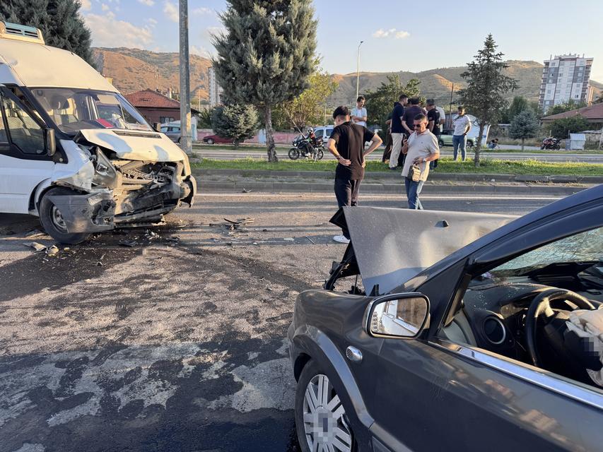 Karşı şeride geçen otomobil ticari araçla kafa kafaya çarpıştı: 1’i ağır 2 yaralı