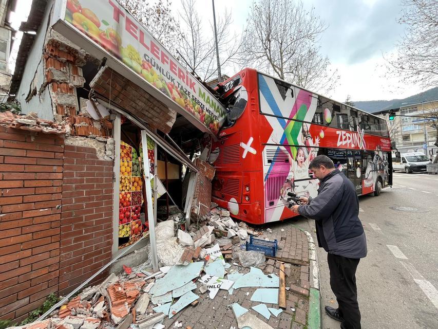 Freni boşalan öğrenci otobüsü manava daldı
