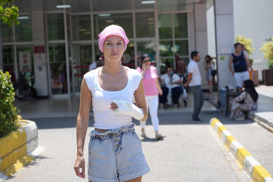 Eşini sokak ortasında sopayla öldüresiye dövdü