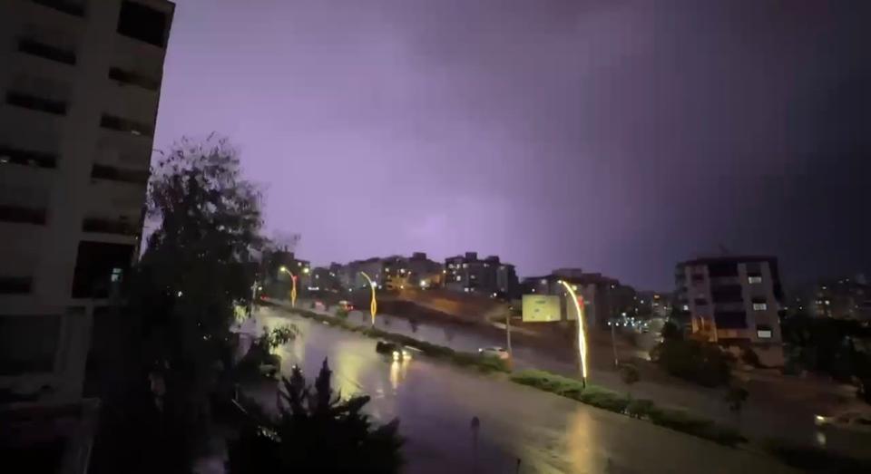 Sağanak yağmur yolları göle çevirdi