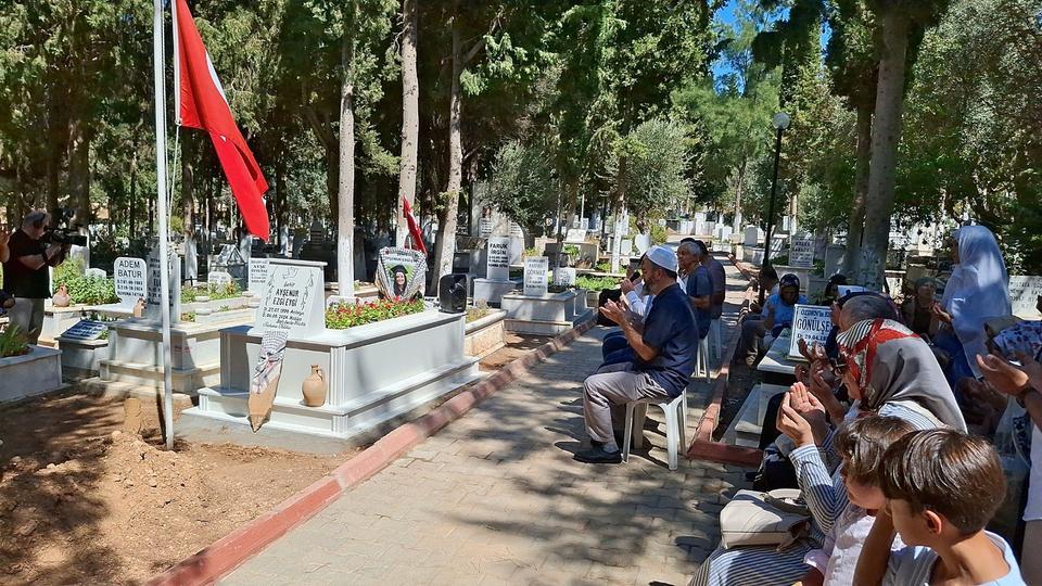 FİLİSTİN ŞEHİDİ AYŞENUR MEZARI BAŞINDA DUALARLA ANILDI ÖLÜMÜNÜN BİRİNCİ YILINDA UNUTULMADI