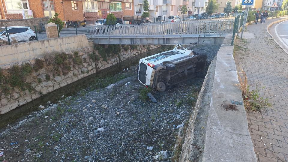 Diyaliz hastası nakil aracı çaya uçtu: 6 yaralı