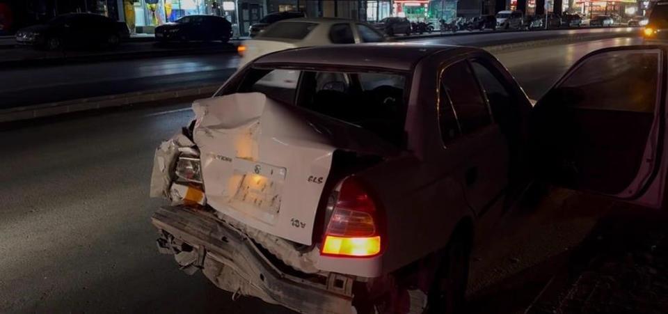 Midibüs otomobile arkadan çarptı: 1 yaralı