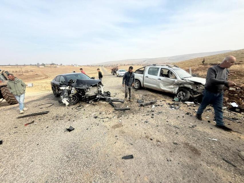 İki otomobil kafa kafaya çarpıştı