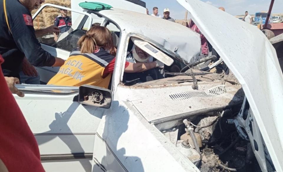 Otomobil park halindeki traktöre çarptı: 3 ölü, 1 yaralı