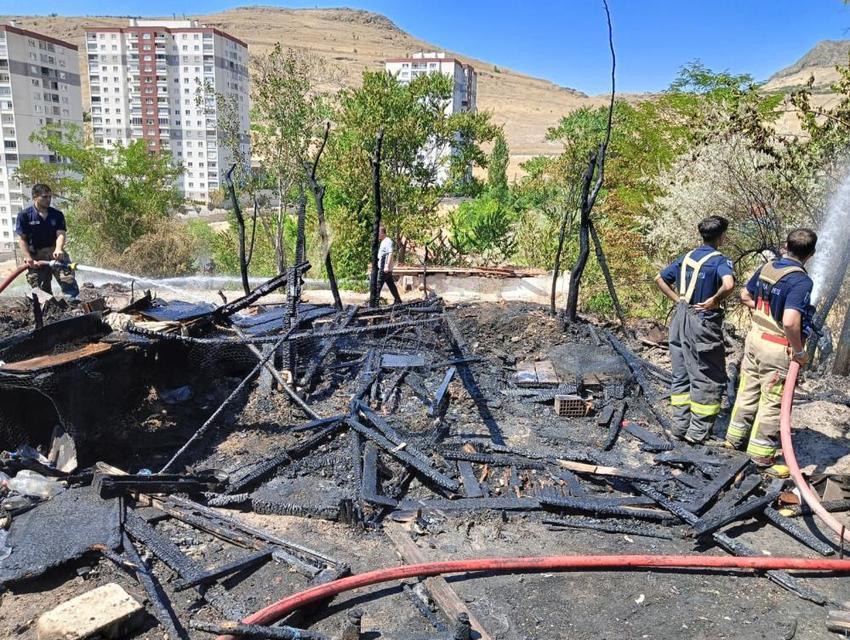 Çıkan yangında 33 kanatlı hayvan telef oldu