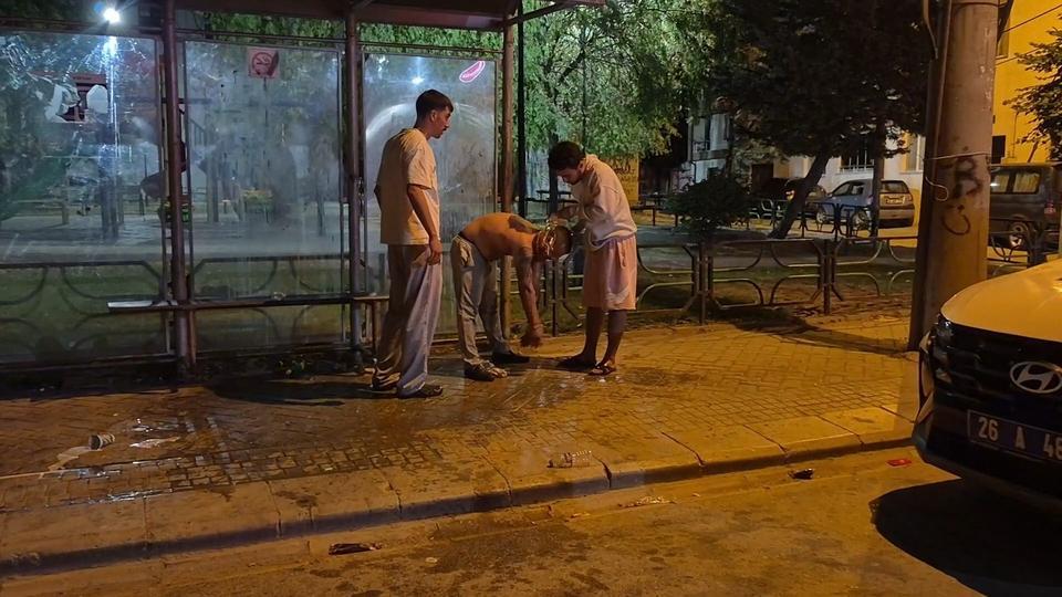 POLİS EKİPLERİNE ZORLUK ÇIKARTAN ALKOLLÜ SÜRÜCÜ KAFASINI OTOBÜS DURAĞINA VURDU: "YANIYORUM, SU VERİN. BEN TESLİM OLMAYA GELDİM" ŞAHSIN YAKINLARI İHA MUHABİRİNE KÜFÜR VE TEHDİTLER YAĞDIRDI BASIN MENSUPLARDAN ÇEKİM YAPMASINA SU BİDONU İLE ENGEL OLMAYA ÇALIŞTILAR
