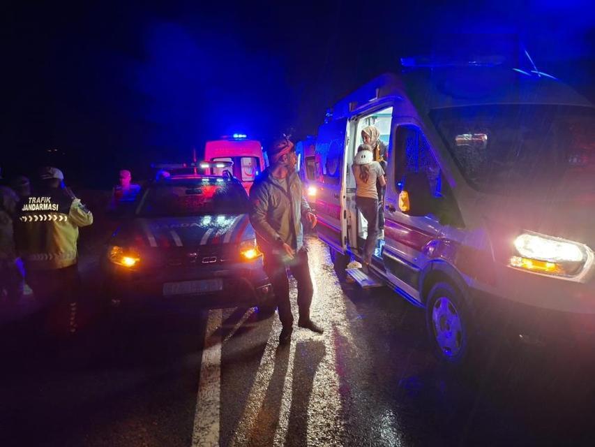 Otomobil şarampole girdi: 8 yaralı
