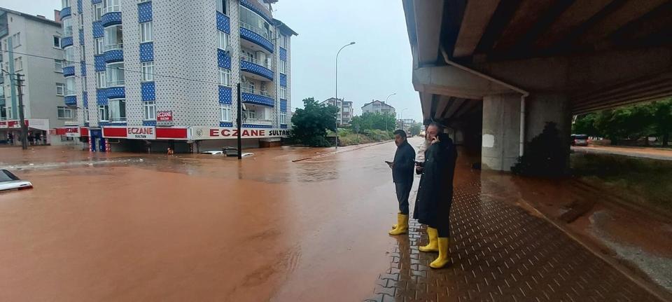 Ev ve iş yerleri sular altında kaldı
