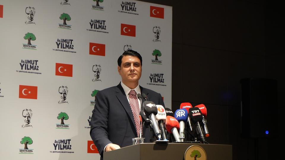 CHP'DEN İSTİFA EDEN UMUT YILMAZ'DAN ŞOK İDDİALAR ŞEHİTKAMİL BELEDİYE BAŞKANI UMUT YILMAZ: "GENEL MERKEZ, İL YÖNETİMİ VE MİLLETVEKİLLERİ BENİ YALNIZ BIRAKTI, BU ANLAYIŞLA YOL YÜRÜMEM ARTIK MÜMKÜN DEĞİLDİR" "BELEDİYE YÖNETİMİ FELÇ EDİLMİŞ, KUMPASLAR ARTIK TAHAMMÜL EDİLECEK BİR DURUMU AŞMIŞTIR" "YAŞANANLAR SADECE SİYASİ BİR REKABET DEĞİL AYNI ZAMANDA BİR AHLAKİ VE VİCDANİ ÇÖKÜŞTÜR"