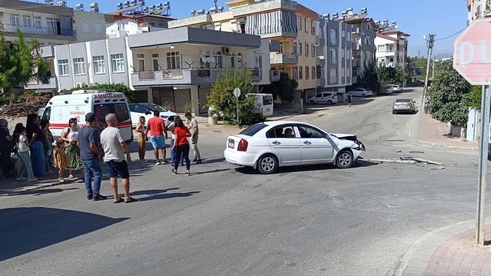 Okul servisi ile otomobil çarpıştı: 2 yaralı