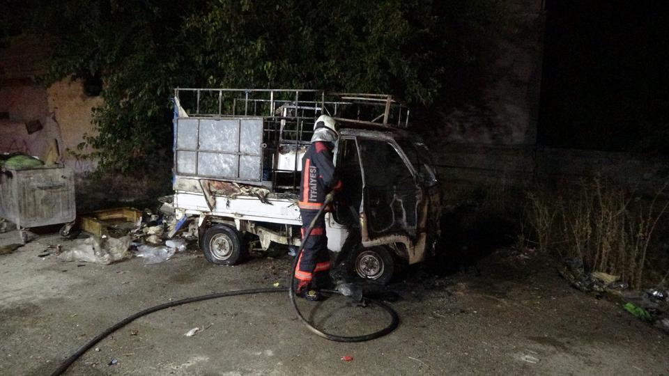 Park halindeki araçta çıkan yangın paniğe neden oldu