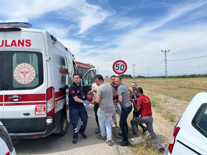 İki araç çarpıştı: 3 yaralı