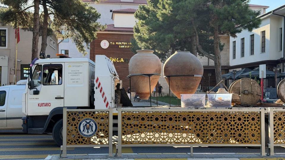 Depreme dayanıksız binadan tarihi eserler çıkarılıyor