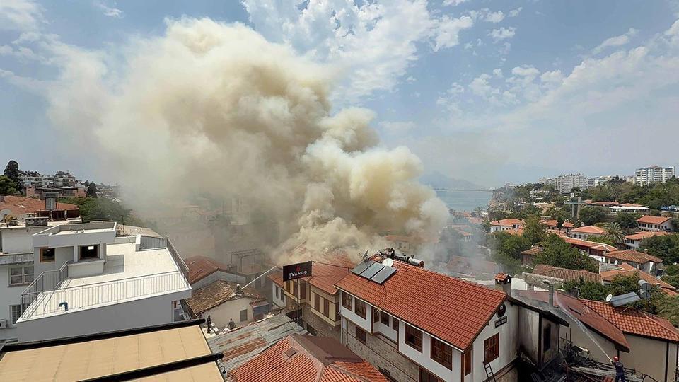 Otel yangını iş yerlerine sıçradı