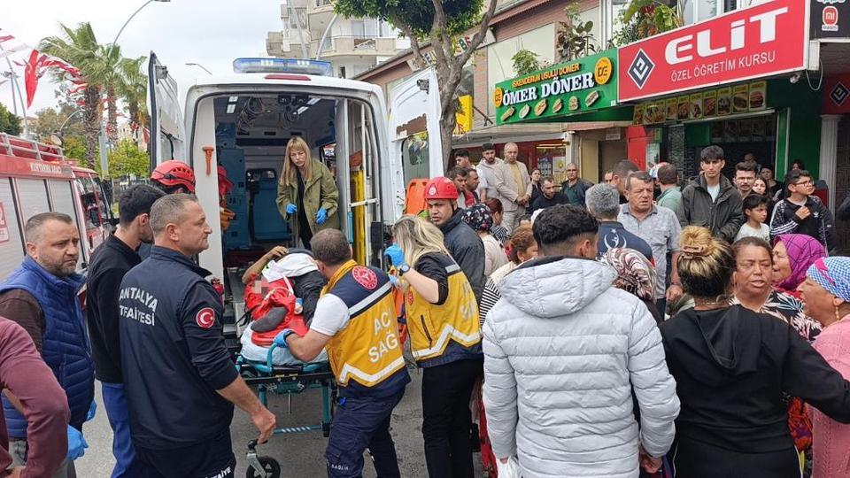 Kırmızı ışık ihlali yapan otomobil ortalığı savaş alanına çevirdi: 1'i ağır, 4 yaralı