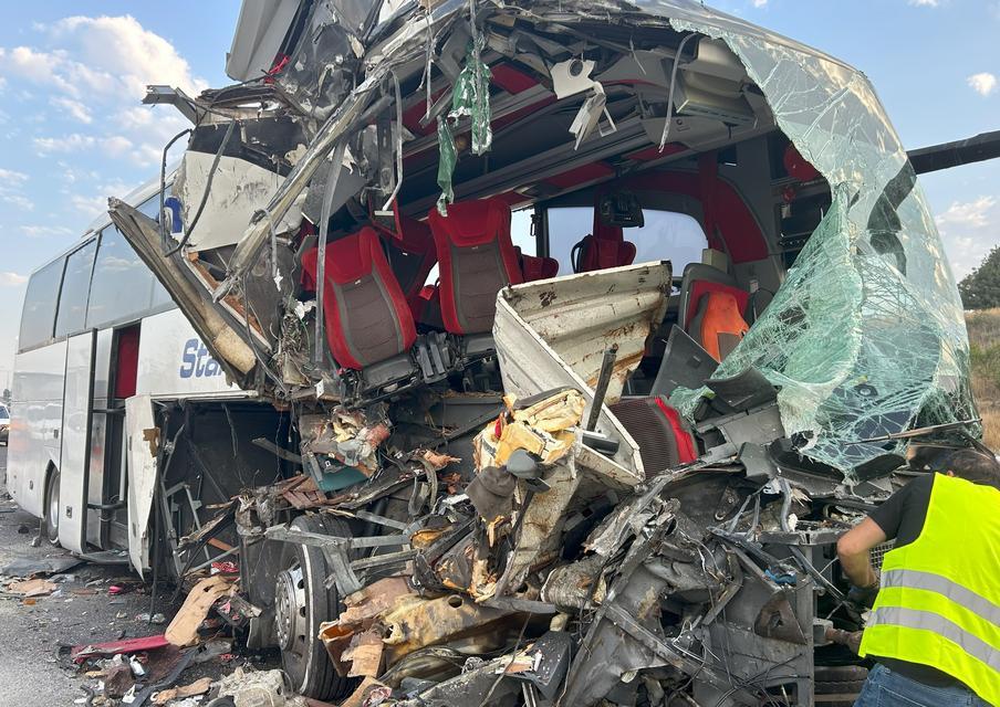 Otobüs ile tır çarpıştı: Çok sayıda yaralı var