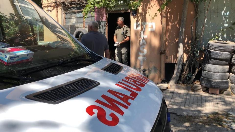 72 yaşındaki yaşlı adam, lastikçide ölü bulundu