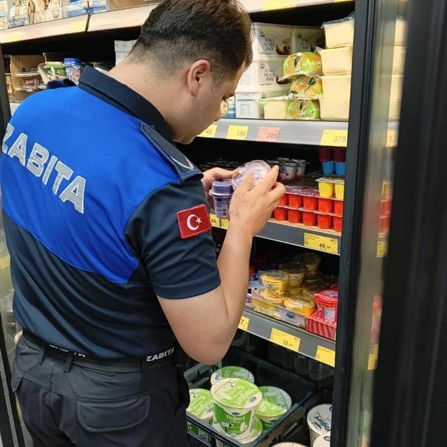 Germencik'te zabıta ekipleri marketlerde etiket ve son kullanma tarihi kontrolü yaptı