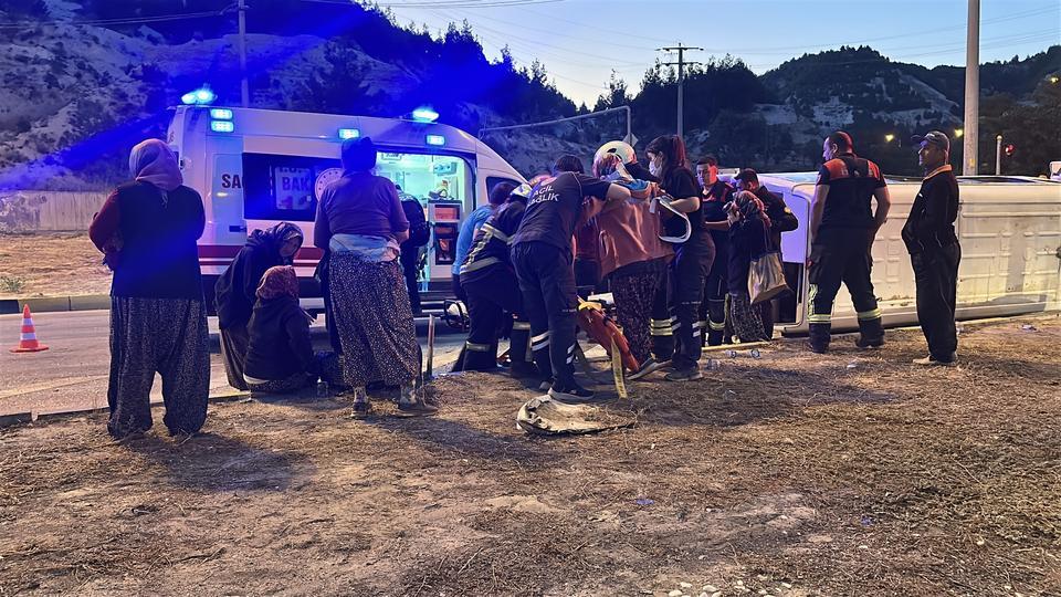 Tarım işçilerini taşıyan minibüs devrildi: 9 yaralı
