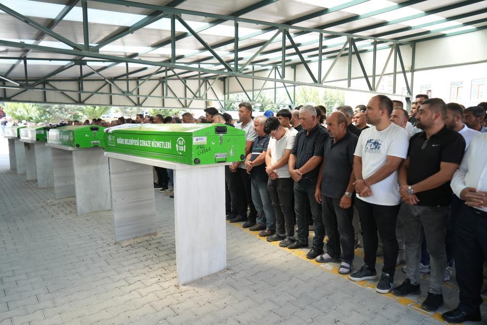 NİĞDE'DE OTOMOBİLDE ÖLÜ BULUNAN KADIN SON YOLCULUĞUNA UĞURLANDI