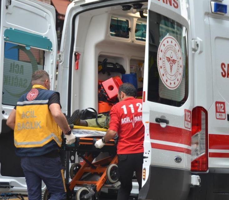 Hafif ticari araç ile otomobil çarpıştı, 2 yaralı