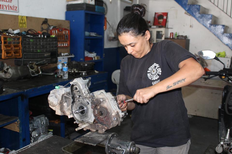 ÇIRAK BULAMAYAN EŞİNE DESTEK İÇİN BAŞLADI, MOTOR USTASI OLDU