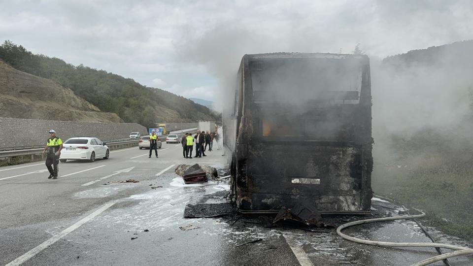 OTOBÜS YANGININDA 13 YOLCU VE 3 PERSONEL ÖLÜMDEN DÖNDÜ