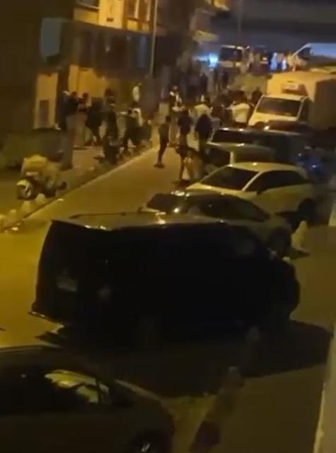 ESENYURT'TA KOMŞULAR ARASINDAKİ KÖPEK KAVGASINDA ORTALIK SAVAŞ ALANINA DÖNDÜ YAŞANAN O ANLAR CEP TELEFONU KAMERASIYLA SANİYE SANİYE GÖRÜNTÜLENDİ