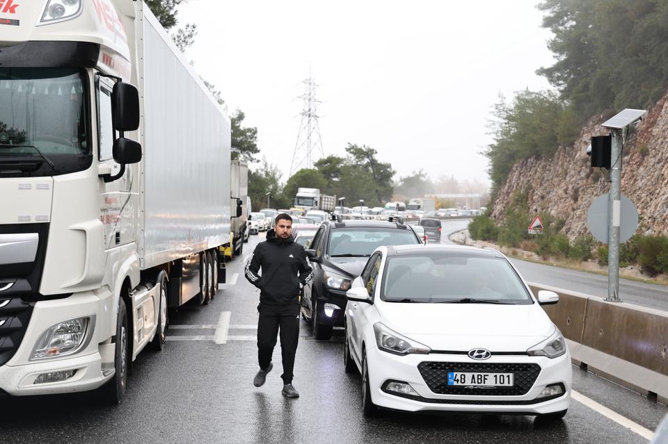 MUĞLA'DA KAZA YAPAN OTOBÜS TRAFİĞİ FELÇ ETTİ