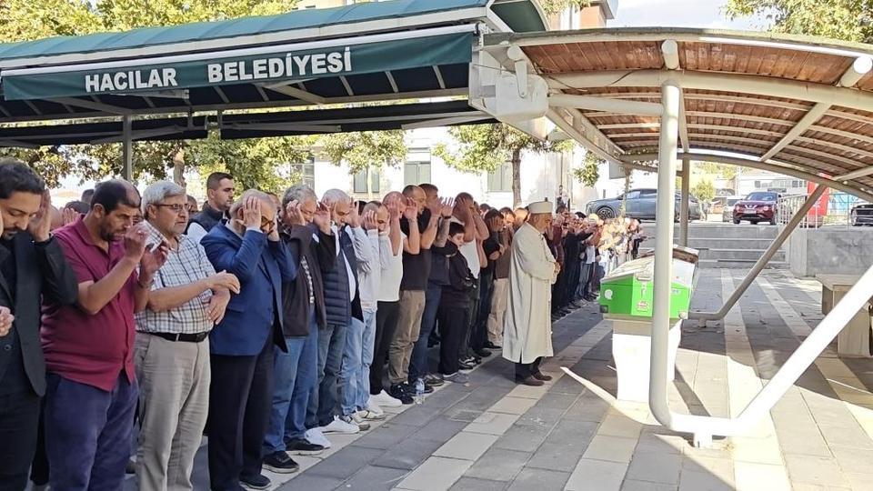 Cami çıkışında evlerinin önünde öldürülen karı-koca toprağa verildi