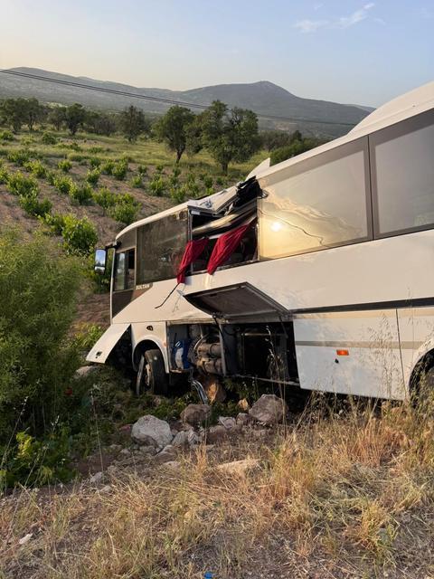 Otobüsün camlarını kırıp çıktılar!