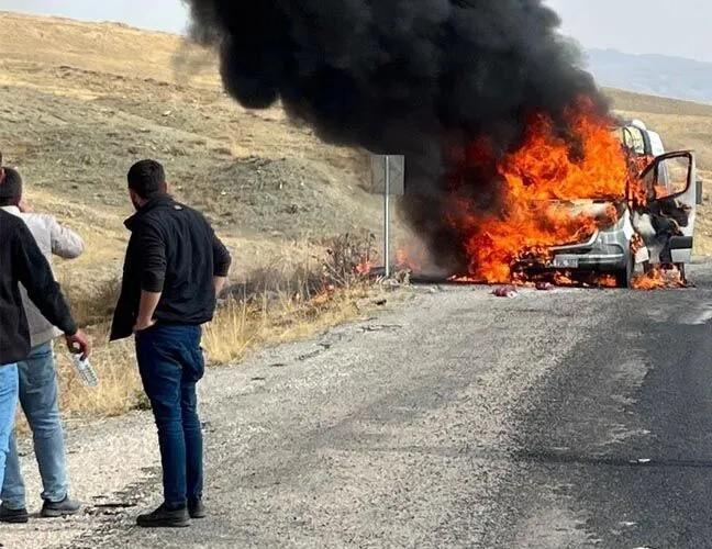 Alev alan minibüs kullanılamaz hale geldi