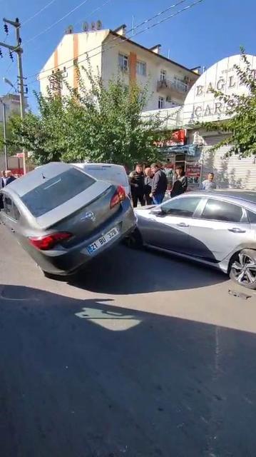 Park halindeki 2 araca çarpıp asılı kaldı