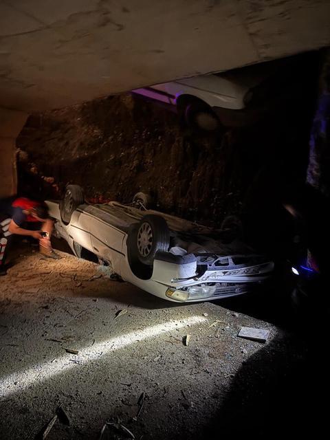 İki otomobil 1 saat arayla aynı çukura düştü