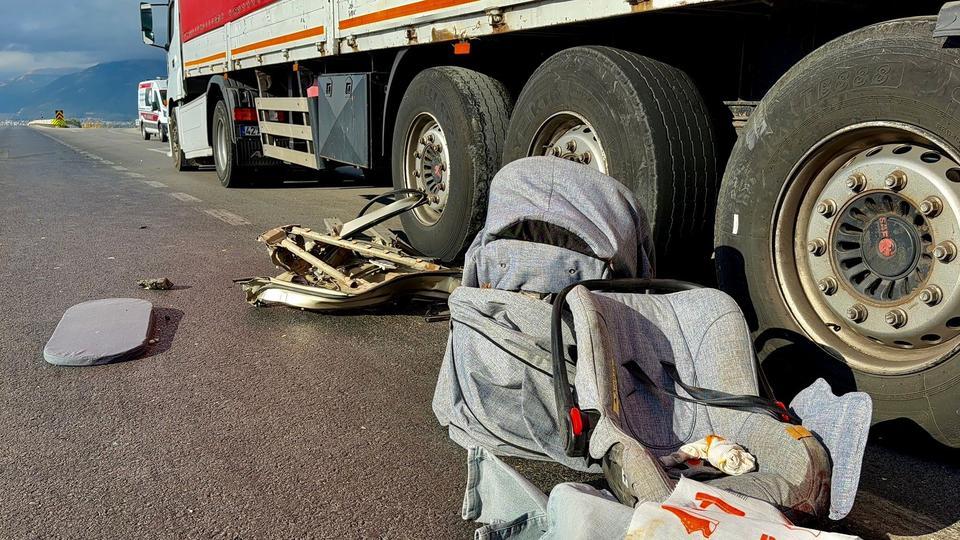Feci kaza: Sürücü tırın altında hurdaya dönen araçta can verdi