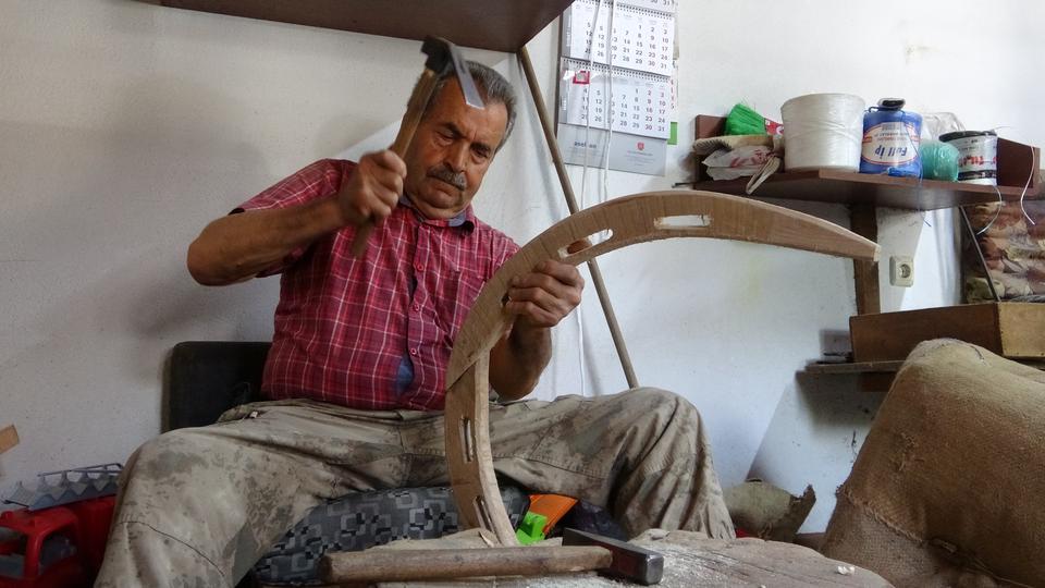 ÖĞRETMENLİĞİ DEĞİL, ÇIRAKLIĞINI SEÇTİĞİ MESLEĞİNİN SON TEMSİLCİSİ ÖĞRETMEN OLMADI, SEMER USTASI OLDU