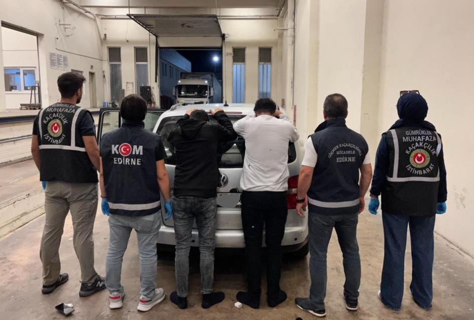 BULGARİSTAN PLAKALI ARACIN TABAN ZULA KISMINDAN GÖÇMENLER ÇIKTI YURT DIŞINA KAÇMAK İÇİN ARACIN ZULA KISMINA SAKLANMIŞLAR