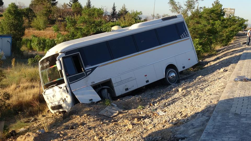 Lastiği patlayan servis aracı şarampole devrildi