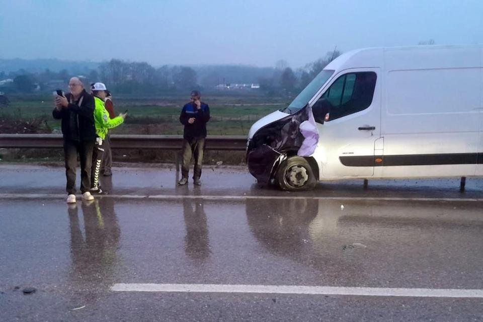 Otomobil ile minibüs çarpıştı: 4 yaralı