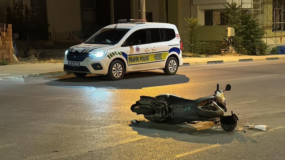 Otomobille çarpışan motosikletteki 2 kişi yaralandı