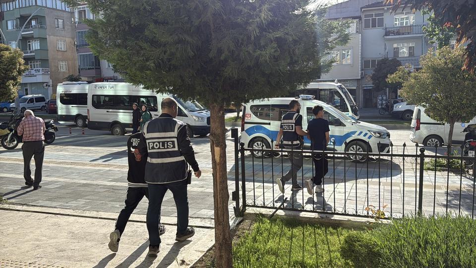14 YAŞINDAKİ KIZA CİNSEL İSTİSMARDA BULUNAN 2 KİŞİ TUTUKLANDI