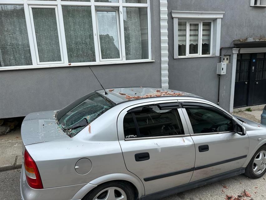 UŞAK'TA KUVVETLİ FIRTINA HAYATI OLUMSUZ ETKİLEDİ