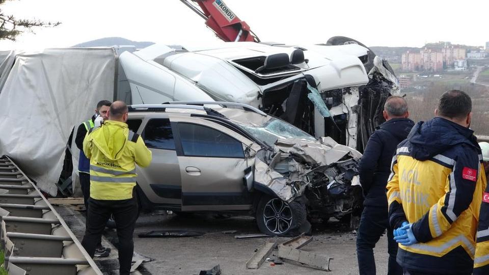 Tır karşı şeride geçip araçlara daldı: 1 ölü, 3 yaralı
