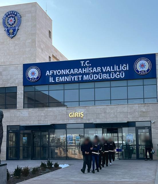Dolandırıcılık yapan 2 kişi tutuklandı